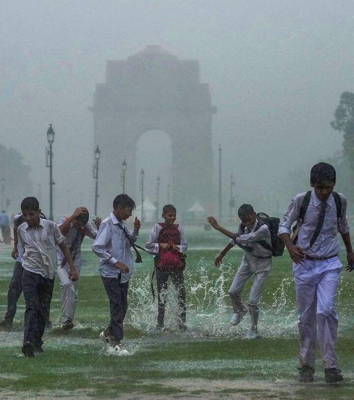 दिल्ली में 21 सितंबर को अधिकतम तापमान 35.6 डिग्री दर्ज किया गया जो सामान्य से एक डिग्री ज्यादा था. दिल्ली में सुबह साढ़े आठ बजे आर्द्रता का स्तर 85 प्रतिशत दर्ज किया गया था.