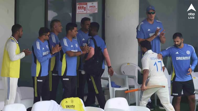 Rishabh Pant seen praying to bat helmet IND vs BAN 1st Test happy to return to where he belong Rishabh Pant: ব্যাট, হেলমেটের বন্দনা করে মাঠে নেমেই শতরান, টেস্ট ক্রিকেটে প্রত্যাবর্তন ঘটিয়ে সন্তুষ্ট পন্থ