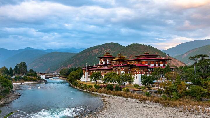 आईआरसीटीसी भूटान घूमने के लिए एक बेहद बढ़िया ऑफर लेकर आया है. जहां आप भूटान की प्राकृतिक सौंदर्यता और संस्कृतिक धरोहरों को देखने का लुत्फ उठा सकेंगे.