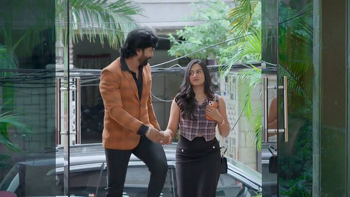 ఇప్పుడు అనామిక కుట్రకు కావ్య బలికాబోతోంది..ఏకంగా దుగ్గిరాలవారింటింతి దూరం అయ్యే ప్రమాదం ఉంది. ఈ ప్రమాదాన్ని అప్పు ఏమైనా ముందే పసిగడుతుందా? కళ్యాణ్ కి ఏమైనా తెలిసి హెచ్చరిస్తాడా...