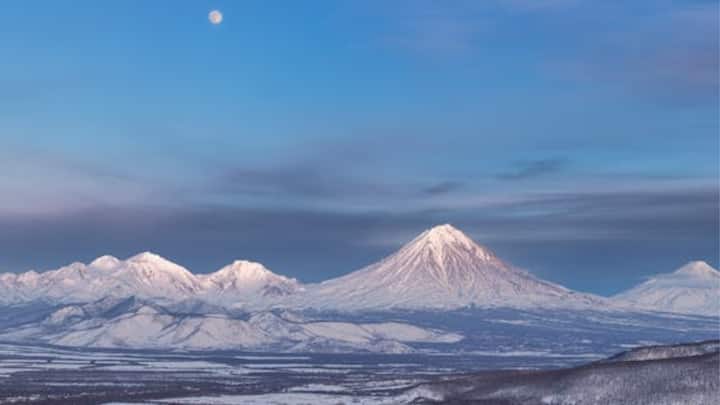 वहीं शोधकर्ताओं का दावा है कि जब दुनिया के सबसे ताकतवर ज्वालामुखी फटते हैं, तो धरती का तापमान बढ़ने के बजाय कम हो जाता है. दरअसल ज्वालामुखी में होने वाले धमाके वैज्ञानिकों को धरती के इतिहास में हुए कूलिंग पीरियड को समझाने में भी मदद करते हैं.