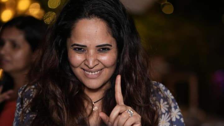 Anasuya Bharadwaj Latest Photos : అనసూయ తన రీసెంట్ ఫోటోలను ఇన్​స్టాలో షేర్ చేసింది. మేకప్ లేకుండా.. డ్యాన్స్ చేస్తూ ఫోటోలకు ఫోజులిచ్చింది ఈ భామ.