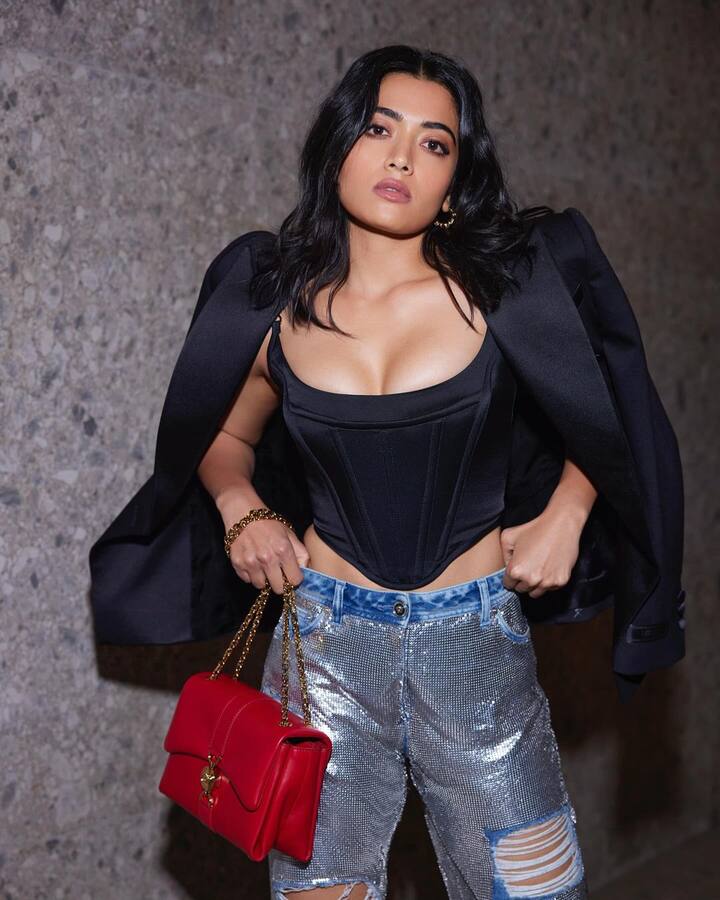 డీప్ నెక్లైన్ టీ షర్ట్... ఇంకా చెప్పాలంటే టాప్ వేశారు రష్మిక. దాని మీద ఒక కోట్ కూడా ధరించారు. మోడ్రన్ టచ్ ఇచ్చారు తప్ప... వల్గారిటీ ఉందని కామెంట్ చేసేలా డ్రసింగ్ అవ్వలేదు. అదీ ఆమె స్టైల్. (Image Courtesy: rashmika_mandanna / Instagram)