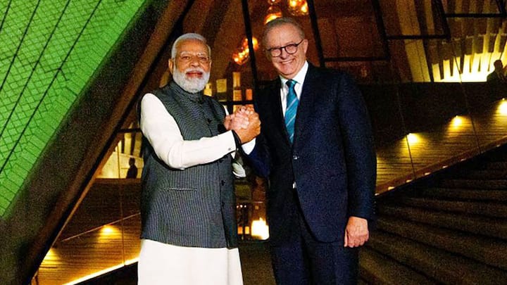 ऑस्ट्रेलिया के प्रधानमंत्री एंथोनी अल्बानीज ने ऑस्ट्रेलिया में भारतीय जासूसों के मामले पर अमेरिका और कनाडा के साथ अपनी रैंक तोड़ दी है. अल्बानीज का यह फैसला उस समय आया जब इस सप्ताह के अंत में अमेरिका में क्वॉड शिखर सम्मेलन आयोजित हो रहा है, जिसमें वो खुद शामिल होने वाले हैं.