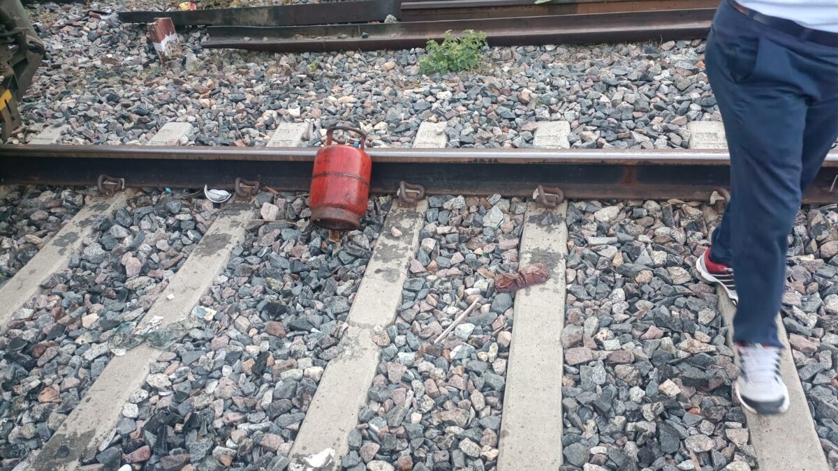 Train Accident: UP में 2 ट्रेनों को डिरेल करने की साजिश नाकाम, कहीं खाली गैस सिलेंडर तो कहीं ट्रैक पर पत्थर