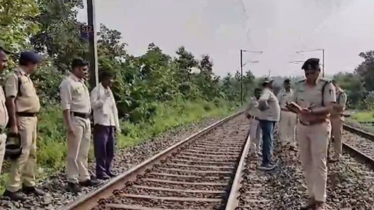 Train carrying Army personnel on target in MP Detonators found on railway track after Gas Cylinder in UP गैस सिलेंडर के बाद अब रेलवे ट्रैक पर मिले डेटोनेटर! फौजियों से भरी ट्रेन पर था 'दुश्मनों' का निशाना