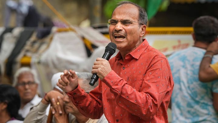 एक तरफ कांग्रेस, तृणमूल कांग्रेस को राष्ट्रीय स्तर पर इंडिया गठबंधन का हिस्सा बात कर चल रही है, तो वहीं पश्चिम बंगाल में उसके नेता खुद टीएमसी के खिलाफ मैदान में उतर रहे थे.