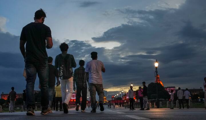 दिल्ली के आसमान में रविवार को बादल छाए रहेंगे, लेकिन बारिश होने की संभावना न के बराबार है.