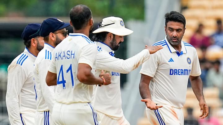 তিনি এই নিয়ে কিংবদন্তি ওয়ার্ন এবং মুরলিধরনের সঙ্গে যুগ্মভাবে সপ্তমবার চতুর্থ ইনিংসে পাঁচ উইকেট নিলেন। রঙ্গনা হেরথের পর যুগ্মভাবে এটাই দ্বিতীয় সর্বোচ্চ।