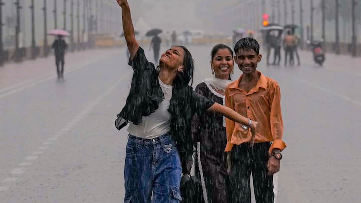 बीते कुछ दिनों तक दिल्ली में जबरदस्त बारिश हुई, जिससे मौसम सुहावना हो गया था. यही नहीं तापमान भी नीचे गिर गया था. लोगों को गर्मी से राहत मिल रही थी, लेकिन अब दिल्ली एनसीआर में भी मानसून को टाटा बाय-बाय बोलने का समय आ गया है. यही कारण है कि दिल्ली में बारिश कम हो गई है.