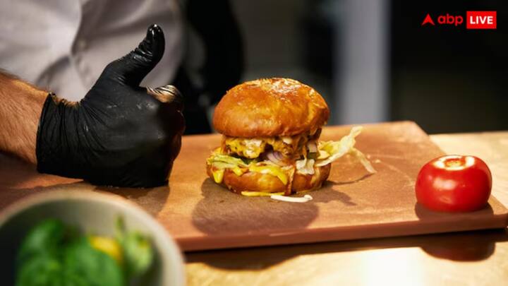 जिंदगी को पाना जितना मुश्किल है उतना ही आसान है इसे गंवाना. कभी कभार छोटी सी गलती भी इंसान को मौत के मुंह में धकेलने के लिए काफी होती है. यूके में एक शख्स की जान केवल इसलिए चली गई क्योंकि वह अपने कमरे में अकेले बर्गर खा रहा था, और उसी बर्गर ने उसकी जान ले ली.