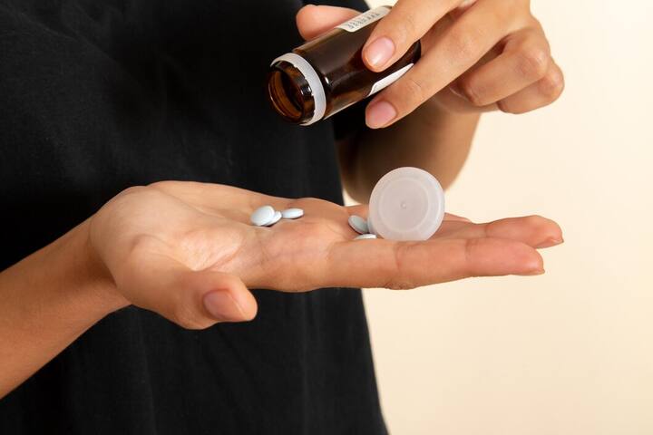 Side effects of taking multiple medications, Symptoms of taking too much medicine, Disadvantages of taking medicine, Medicine side effects list, What happens if you take 4 pills at once, How to reduce side effects of medicine दवा का ओवरडोज लेने से क्या होता है, रोज दवाई लेने से क्या होता है, ज्यादा दवाई खाने से क्या होता है, लंबे समय तक दवा खाने से क्या होता है,ज्यादा अंग्रेजी दवा खाने से क्या होता है 8. छोटी-छोटी हेल्थ प्रॉब्लम्स में दवा खाना हो सकता है खतरनाक, हो जाती है ये बीमारी फिर कोई दवा नहीं करती असर health tips disadvantages of taking antibiotics for minor health problems repeatedly Medicine Side Effects : जरा सी तबीयत खराब होने या दर्द होने पर खुद डॉक्टर बनकर कोई भी दवा खरीदकर खाने वालों को इसके कई साइड इफेक्ट्स झेलने पड़ सकते हैं. इसका सबसे बड़ा नुकसान होता है कि एक समय के बाद उनके शरीर पर दवा काम ही नहीं करती है. Medicine Side Effects : जरा सी तकलीफ पर बिना डॉक्टर की सलाह के दवा खाना खतरनाक हो सकता है. कोई भी दवा या एंटीबायोटिक्स तभी लेना चाहिए, जब तक कोई बैक्टीरियल इन्फेक्शन न हो, वो भी डॉक्टर की सलाह पर ही. अगर आप भी बात-बात में दवा खाने के आदी हैं तो अपनी इस आदत को सुधार लें, वरना यही दवाएं आपके शरीर को खतरे में डाल देंगी. दवा खाने से तुरंत दर्द या तकलीफ तो दूर हो जाएगी लेकिन बार-बार दवा खाने का सेहत पर बहुत बुरा असर पड़ सकता है. एक समय तो ऐसा भी आ सकता है कि आपके शरीर पर दवाईयों का असर ही न हो. बार-बार दवा खाने के नुकसान पिछले कुछ सालों में वायरल बुखार और सर्दी-जुकाम जैसी समस्याओं से आराम के लिए एंटीबायोटिक्स दवाएं, पेनकिलर्स और ओवर द काउंटर दवाओं का सेवन बढ़ गया है. ये दवाईयां फास्ट रिलीफ देती हैं, इसलिए बहुत से लोग बार-बार इनका सेवन करते हैं. बार-बार दवाएं खाने से एंटीबायोटिक रेजिस्टेंस बढ़ सकता है. जिसमें शरीर में बैक्टेरिया पर एंटीबायोटिक दवाएं (Antibiotic Medicines) बेअसर हो जाती है. इसके बाद आप कितनी भी दवा खा लें, उसका असर आप पर नहं होगा. इससे किसी भी बीमारी का इलाज मुश्किल हो जाएगा. बार-बार एंटीबायोटिक दवाईयां लेने के नुकसान 1. शरीर से गुड बैक्टीरिया खत्म हो जाएंगे. 2. जी मिचलाना, पेट दर्द या डायरिया हो सकता है. 3. महिलाओं में वजाइनल यीस्ट इंफेक्शन का खतरा. 4. किडनी खराब हो सकती है. 5. मुंह जीभ पर चकत्ते, स्किन एलर्जी जैसी समस्या 6. डाइजेशन प्रॉब्लम्स 7. दिमागी उलझन होना. 8. हड्डियां कमजोर हो सकती हैं, इससे जुड़ी गंभीर बीमारियों का खतरा. 9. इम्यून सिस्टम कमजोर होना. एंटीबायोटिक खाने के बाद कब हो जाएं अलर्ट 1. त्वचा पर लाल चकत्ते होना, ड्राईनेस या खुजली होना 2. स्किन पर बहुत ज्यादा लालिमा होने पर 3. मुंह, स्किन, गला, चेहरा, जीभ में सूजन 4. छाती या गले में जकड़न 5. सांस लेने में परेशानी होना 6. बोलने पर सांस फूलना दवाएं कब लें बिना डॉक्टर की सलाह लिए मेडिकल स्टोर पर जाकर कोई दवा लेकर न खाएं. डॉक्टर टेस्ट करने के बाद ही दवा प्रिस्क्राइब करते हैं. एंटीबायोटिक्स डॉक्टर की सलाह के बाद किसी बैक्टीरियल इन्फेक्शन जैसे- स्किन, दांत में इंफेक्शन होने पर ही लेना चाहिए. ये भी पढ़ें