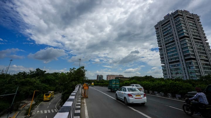 Delhi Weather Update: दिल्ली मौसम विभाग के मुताबिक तीन दिनों बाद बारिश (Rain) होने की संभावना है. ऐसा होने पर सुबह और शाम के तापमान में कमी के संकेत हैं. जानें आईएमडी (IMD) का अपडेट