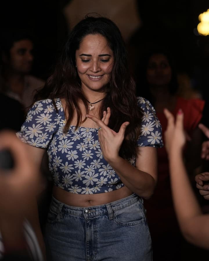 అనసూయ ఫోటోలు మరోసారి సోషల్ మీడియాలో వైరల్ అవుతున్నాయి. మేకప్ లేకుండా అనసూయ ఇలా ఉంటుందా అంటూ నెటిజన్లు కామెంట్లతో పాటు షేర్ చేస్తున్నారు. (Images Source : Instagram/Anasuya Bharadwaj)