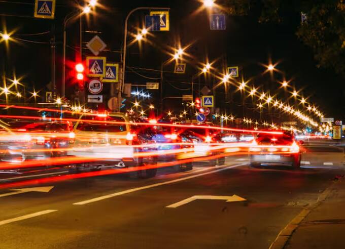 ਭਾਰਤ ਵਿੱਚ ਕਈ ਸ਼ਹਿਰ ਅਜਿਹੇ ਹਨ ਜਿੱਥੇ ਆਮ ਆਦਮੀ ਹਰ ਰੋਜ਼ ਟ੍ਰੈਫਿਕ ਦੀ ਪਰੇਸ਼ਾਨੀ ਨਾਲ ਜੂਝਦਾ ਹੈ ਅਤੇ ਆਪਣਾ ਬਹੁਤ ਸਾਰਾ ਸਮਾਂ ਬਰਬਾਦ ਕਰਦਾ ਹੈ। ਖਾਸ ਕਰਕੇ ਬਰਸਾਤ ਦੇ ਮੌਸਮ ਵਿੱਚ ਲੰਬਾ ਜਾਮ ਲੱਗਣਾ ਬਹੁਤ ਆਮ ਗੱਲ ਹੁੰਦੀ ਹੈ। ਜਿਹੜਾ ਦਿੱਲੀ-ਮੁੰਬਈ ਵਰਗੇ ਸ਼ਹਿਰਾਂ 'ਚ ਰੋਜ਼ ਦੇਖਣ ਨੂੰ ਮਿਲਦਾ ਹੈ।