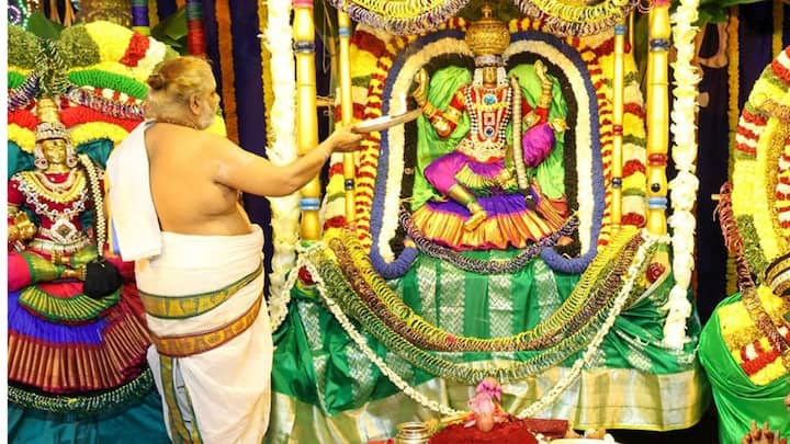 अब यह बताते हैं कि यह मंदिर अमीर मंदिरों में क्यों गिना जाता है तो आपको बता दें कि मंदिर का बजट मौजूदा समय में 5000 करोड़ रुपए से भी ज्यादा का है. मंदिर की कुल संपत्ति देश में मौजूद बड़ी-बड़ी कंपनियों की कीमत से भी ज्यादा है. साल 2023-24 के वित्तीय वर्ष के समय मंदिर ने 1161 करोड़ रुपए जमा किए, इसके बाद ट्रस्ट की कुल सर्वाधिक जमा राशि 18 हजार करोड़ रुपए से भी ज्यादा हो गई है.