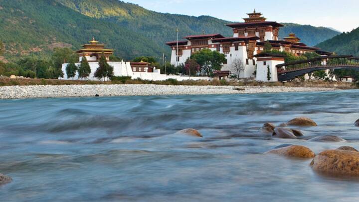 आईआरसीटीसी के PUJA SPECIAL BHUTAN AIR PACKAGE EX KOLKATA टूर पैकेज के जरिए आपको भूटान घूमने का शानदार मौका मिलेगा.
