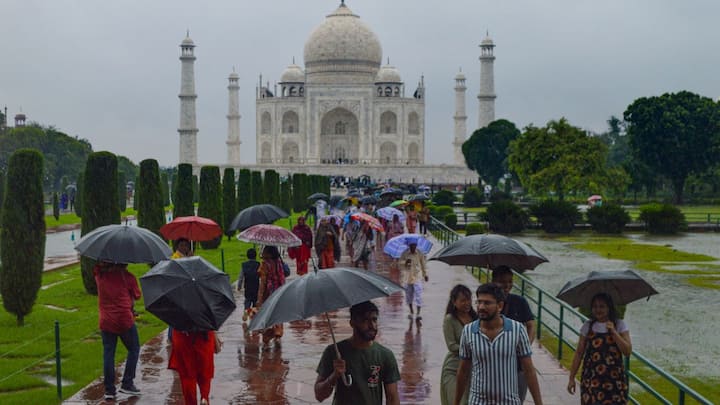 वही यूपी और बिहार की बात करें तो आज यहां तेज बारिश होने की संभावना है. मानसूनी कहर के चलते उत्तर प्रदेश के कई जिले तो पहले से ही बुरी तरह प्रभावित हो चुके हैं. चीन में आए तूफान यागी के चलते राज्य में आई बारिश ने बाढ़ जैसी स्थिति बनी हुई है. नदियां हो चाहे नहरें दोनों ही खतरे के निशान से ऊपर बह रही है.