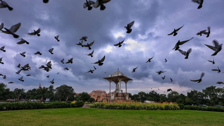 Weather Update 22 September: मानसून अब वापस जाने वाला है, लेकिन जाते-जाते भी कई जगहों पर अपना असर छोड़कर जा रहा है. यूपी और बिहार में बाढ़ जैसी स्थिति पैदा हो गई है.