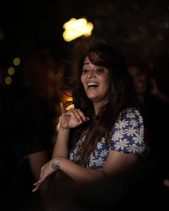 రీసెంట్గా ఓ పార్టీకి అటెండ్ అయిన అనసూయ.. మేకప్ లేకుండా న్యాచురల్గా వెళ్లింది. జీన్స్, క్రాప్ టాప్ వేసుకుని హెయిర్ లీవ్ చేసుకుని స్టైలిష్గా కనిపించింది. (Images Source : Instagram/Anasuya Bharadwaj)