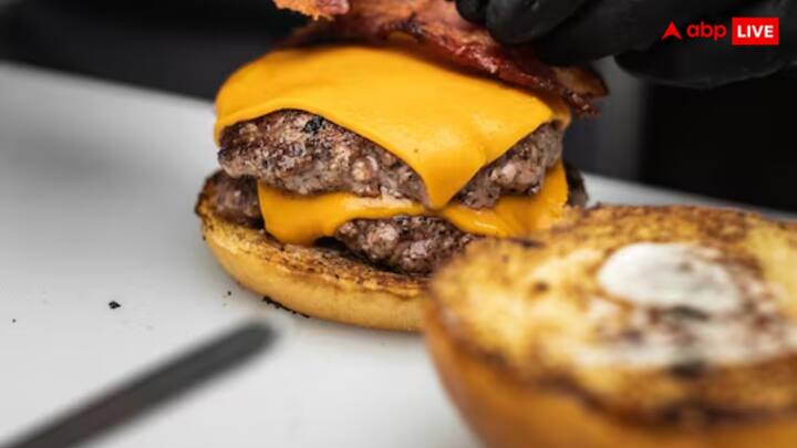 दरअसल, रात को बर्गर खाते वक्त जब बैरी ग्रिफिथ्स फ्रोजन बर्गर को चाकू से काट रहे थे, तब अचानक बर्गर से चाकू उछल कर उनके पेट में लग गया. चाकू इतनी तेजी से पेट को लगा कि यह शख्स की आंतों में जा घुसा, जिसके चलते शख्स की मौके पर ही मौत हो गई.