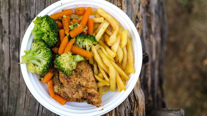 ப்ரோக்கோலி புலாவ், சாலட், என செய்து சாப்பிடலாம் இதில் ஏராளமான ஊட்டச்சத்து நிறைந்துள்ளன.