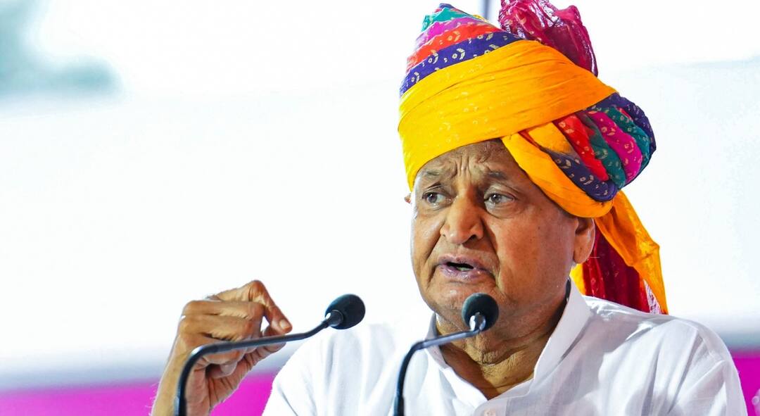 उद्धव ठाकरे के बैग की जांच होने पर भड़के अशोक गहलोत, 'एक पार्टी को...' Maharashtra Assembly Election 2024 Congress Ashok Gehlot got angry on Uddhav Thackeray bag checked उद्धव ठाकरे के बैग की जांच होने पर भड़के अशोक गहलोत, 'एक पार्टी को...'