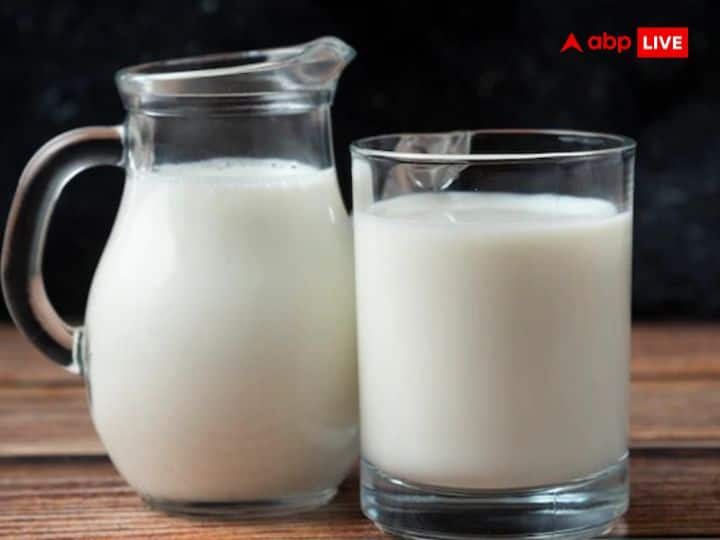 दूध: सोमवार के दिन सुबह स्नानादि के बाद दूध से शिवलिंग का अभिषेक करें. इसके बाद जरूरतमंदों में दूध का दान करें. सोमवार के दिन दूध का दान करने से महादेव की कृपा प्राप्त होती है.