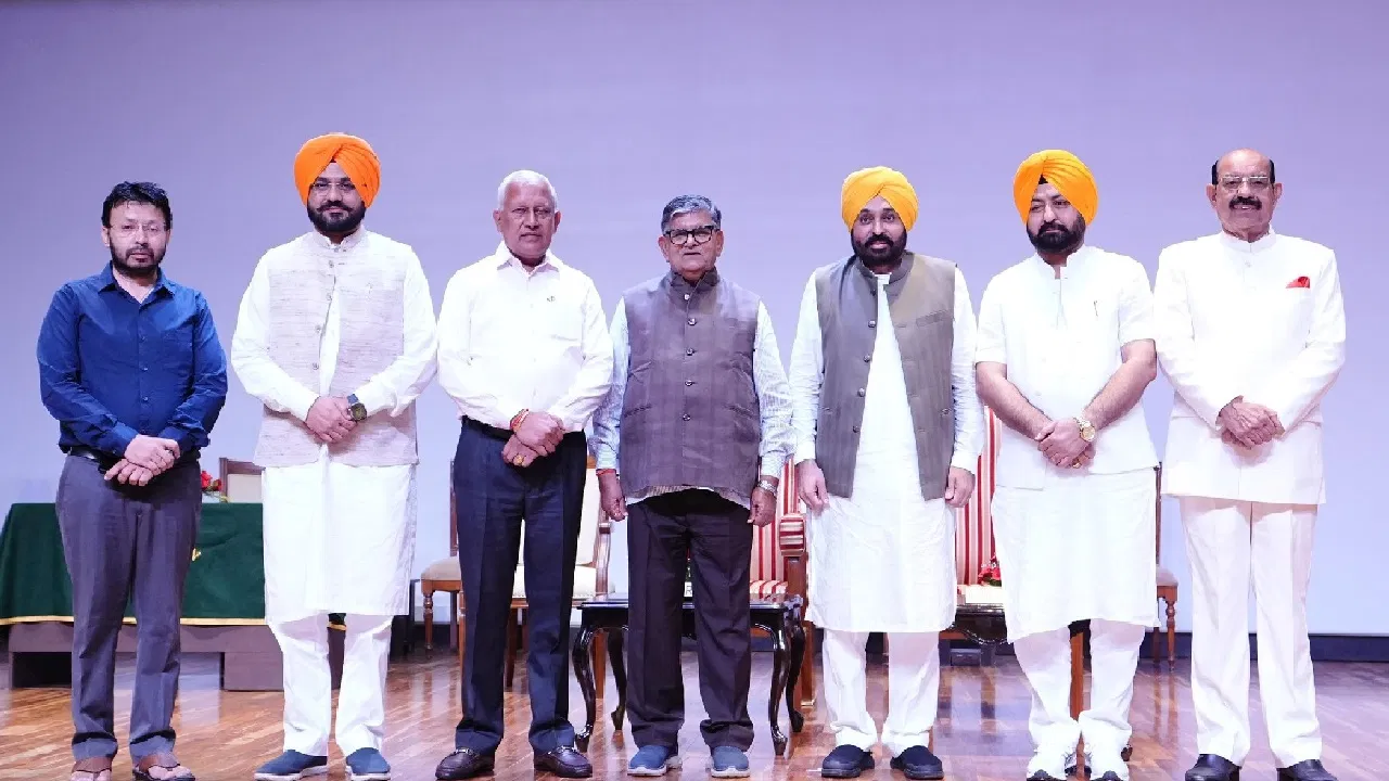 ਤਰੁਨਪ੍ਰੀਤ ਸੌਂਧ ਨੇ ਕੇਜਰੀਵਾਲ ਦੀ ਕਿਤਾਬ ਪੜ੍ਹ ਕੇ ਰਾਜਨੀਤੀ 'ਚ ਪੈਰ ਧਰਿਆ ਤੇ ਅੱਜ ਬਣ ਗਏ ਮੰਤਰੀ, ਹੋਰ ਵੀ ਦੇਖੋ ਜ਼ਿੰਦਗੀ ਦੇ ਕਿੱਸੇ Cabinet Minister Tarunpreet Saundh Khanna AAP MLA Political Journey who is Tarunpreet Saundh ਤਰੁਨਪ੍ਰੀਤ ਸੌਂਧ ਨੇ ਕੇਜਰੀਵਾਲ ਦੀ ਕਿਤਾਬ ਪੜ੍ਹ ਕੇ ਰਾਜਨੀਤੀ 'ਚ ਪੈਰ ਧਰਿਆ ਤੇ ਅੱਜ ਬਣ ਗਏ ਮੰਤਰੀ, ਹੋਰ ਵੀ ਦੇਖੋ ਜ਼ਿੰਦਗੀ ਦੇ ਕਿੱਸੇ