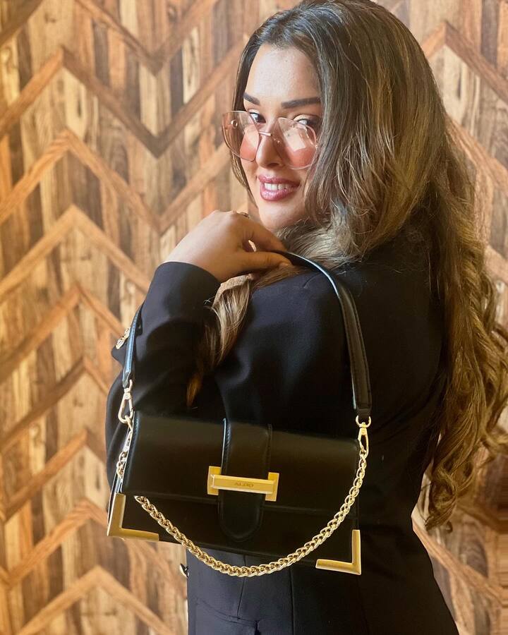 आम्रपाली दुबे का नाम अब भोजपुरी सिनेमा की टॉप और हाईएस्ट पेड एक्ट्रसेस की लिस्ट में शुमार हैं. जिनके लुक्स और लटके-झटकों के लाखों दीवाने हैं. लेकिन कुछ लोग अक्सर एक्ट्रेस को उनके वजन की वजह से लेकर सोशल मीडिया पर ट्रोल करते रहते हैं.