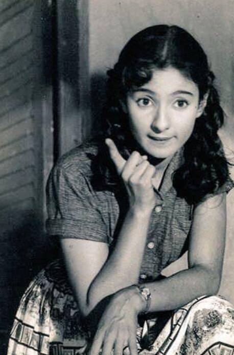 हम जिस अभिनेत्री की बात कर रहे हैं वो कोई और नहीं बॉलीवुड की दिग्गज अदाकारा तनुजा हैं. तनुजा का जन्म 23 सितंबर 1943 में मुंबई में हुआ था. तनुजा फिल्मी बैकग्राउंड से थीं. उनके पिता कुमारसेन समर्थ एक कवि और फिल्म डायरेक्टर थे. वहीं उनकी मां शोभना फेमस एक्ट्रेस थी.