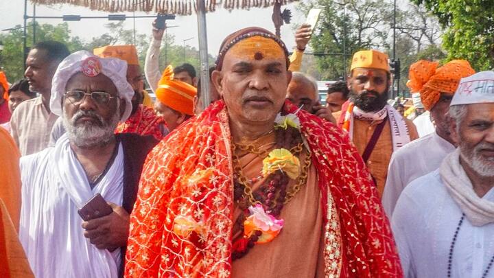 शंकराचार्य अविमुक्तेश्वरानंद ने शिष्टाचार और आशीर्वाद के बीच का अंतर बता दिया है. इतना ही नहीं उन्होंने उद्धव ठाकरे को सीएम बनाने को लेकर भी बड़ी बात कह दी है. उनसे जब यह पूछा गया की अनंत और राधिका अंबानी की शादी में जब प्रधानमंत्री नरेंद्र मोदी ने उनके पैर छुए तो उसे उन्होंने शिष्टाचार बताया, लेकिन महाराष्ट्र के पूर्व मुख्यमंत्री उद्धव ठाकरे उनके पैर छूते हैं तो वह उन्हें आशीर्वाद देते हैं.