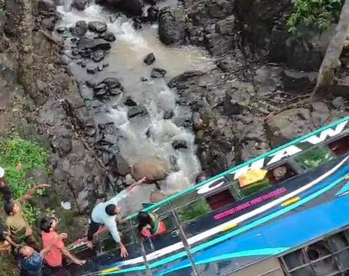 अमरावती जिल्ह्यातील परतवाडा धारणी मार्गावर सेमाडोह जवळ खाजगी बसचा अपघात झाला आहे.