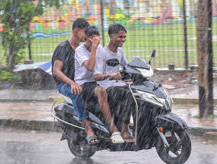 জোড়া ঘূর্ণাবর্তের প্রভাবে বঙ্গোপসাগরে নিম্নচাপ। তার জেরে পুজোর আগে বাংলায় ফের ভারী বৃষ্টির আশঙ্কা বাড়ছে।
