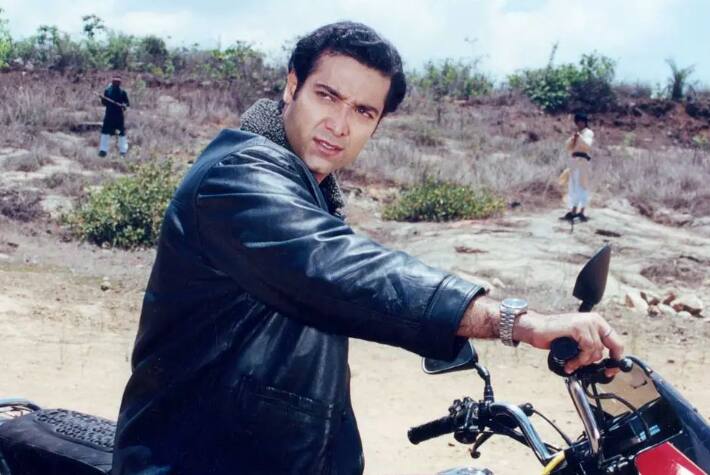 हालांकि, इसके बाद पुरु राज कुमार फिल्म इंडस्ट्री में टिक नहीं पाए. उनकी मिशन कश्मीर, खतरों के खिलाड़ी, दुश्मनी, एलओसी कारगिल, जागो, उमराव जान सहित कई फिल्में बॉक्स ऑफिस पर बुरी तरह फ्लॉप हुईं. बॉक्स ऑफिस इंडिया की एक रिपोर्ट के मुताबिक, पुरु राज कुमार ने लगातार 10 फ्लॉप फिल्में दीं और उसके बाद उन्होंने हमेशा के लिए बॉलीवुड छोड़ दिया था.