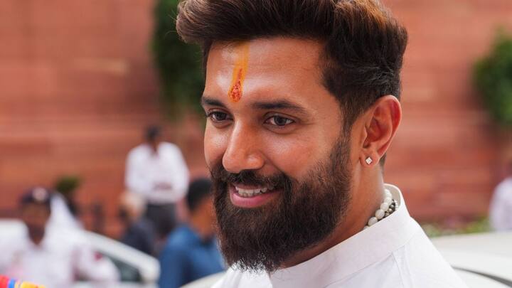 झारखंड चुनाव को लेकर केंद्रीय मंत्री और लोक जनशक्ति पार्टी (रामविलास) के अध्यक्ष चिराग पासवान ने कहा कि उनकी पार्टी जल्द ही यह तय करने वाली है कि वह गठबंधन के साथ चुनाव लड़ेंगे या फिर स्वतंत्र रूप से.