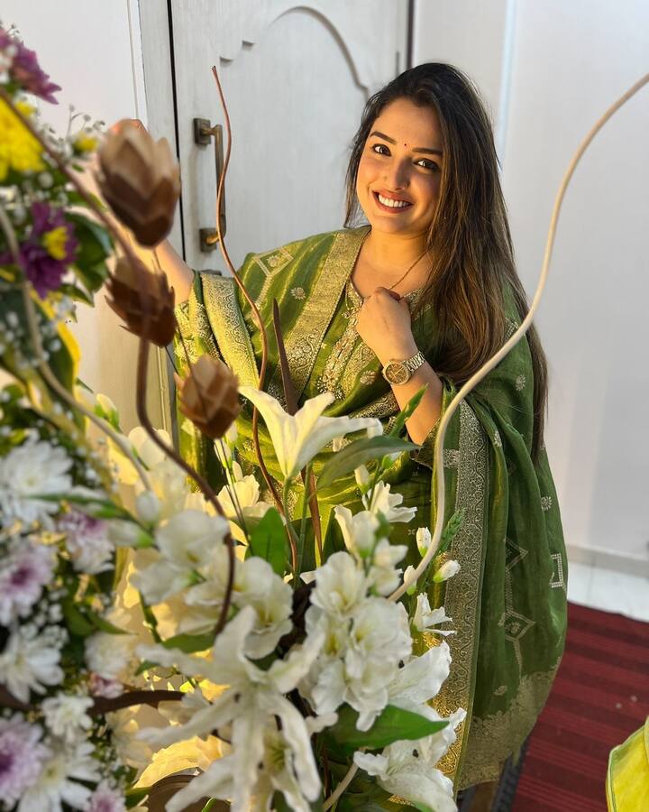 आम्रपाली दुबे 37 साल की उम्र में भी कुंवारी हैं. अक्सर एक्ट्रेस का नाम भोजपुरी सुपरस्टार दिनेश लाल यादव यानि निरहुआ के साथ जोड़ा जाता है.