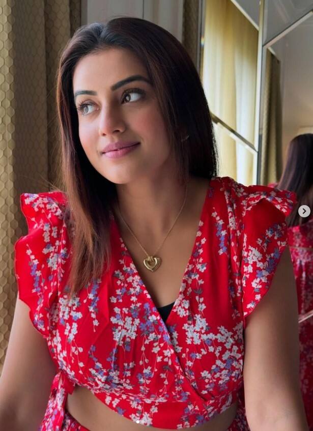 ਦੱਸ ਦੇਈਏ ਕਿ ਮਨੋਰੰਜਨ ਜਗਤ ਨਾਲ ਜੁੜੇ ਇਸ ਵੀਡੀਓ ਨੇ ਇੰਟਰਨੈੱਟ ਉੱਪਰ ਵਾਇਰਲ ਹੁੰਦੇ ਹੀ ਤਹਿਲਕਾ ਮਚਾ ਦਿੱਤਾ ਹੈ। ਆਖਿਰ ਇਸ ਵੀਡੀਓ ਵਿੱਚ ਅਜਿਹਾ ਕੀ ਹੈ, ਇਹ ਜਾਣਨ ਲਈ ਪੜ੍ਹੋ ਪੂਰੀ ਖਬਰ...