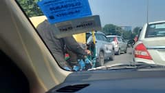 नोएडा: दलित प्रेरणा स्थल के पास सफाई कर्मचारियों का प्रदर्शन, एक्सप्रेसवे पर लगा लंबा जाम