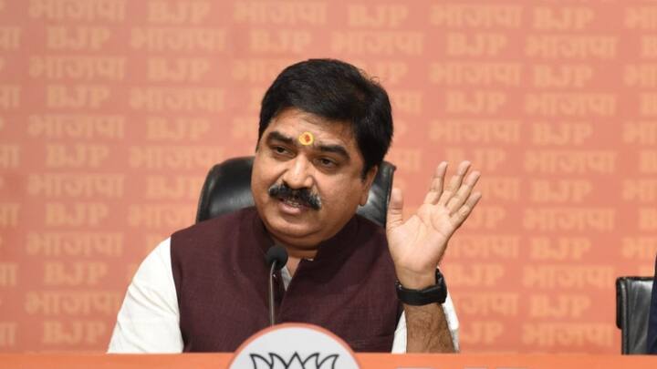 मुजफ्फरनगर में जब हिंसा हुई थी तब सिर्फ मजहब विशेष के लोगों को खैरात बांटी जा रही थी. तब उत्तर प्रदेश की छवि चमकती थी. अखिलेश यादव को समझ नहीं है कि चमक क्या है और चमकाना क्या है?