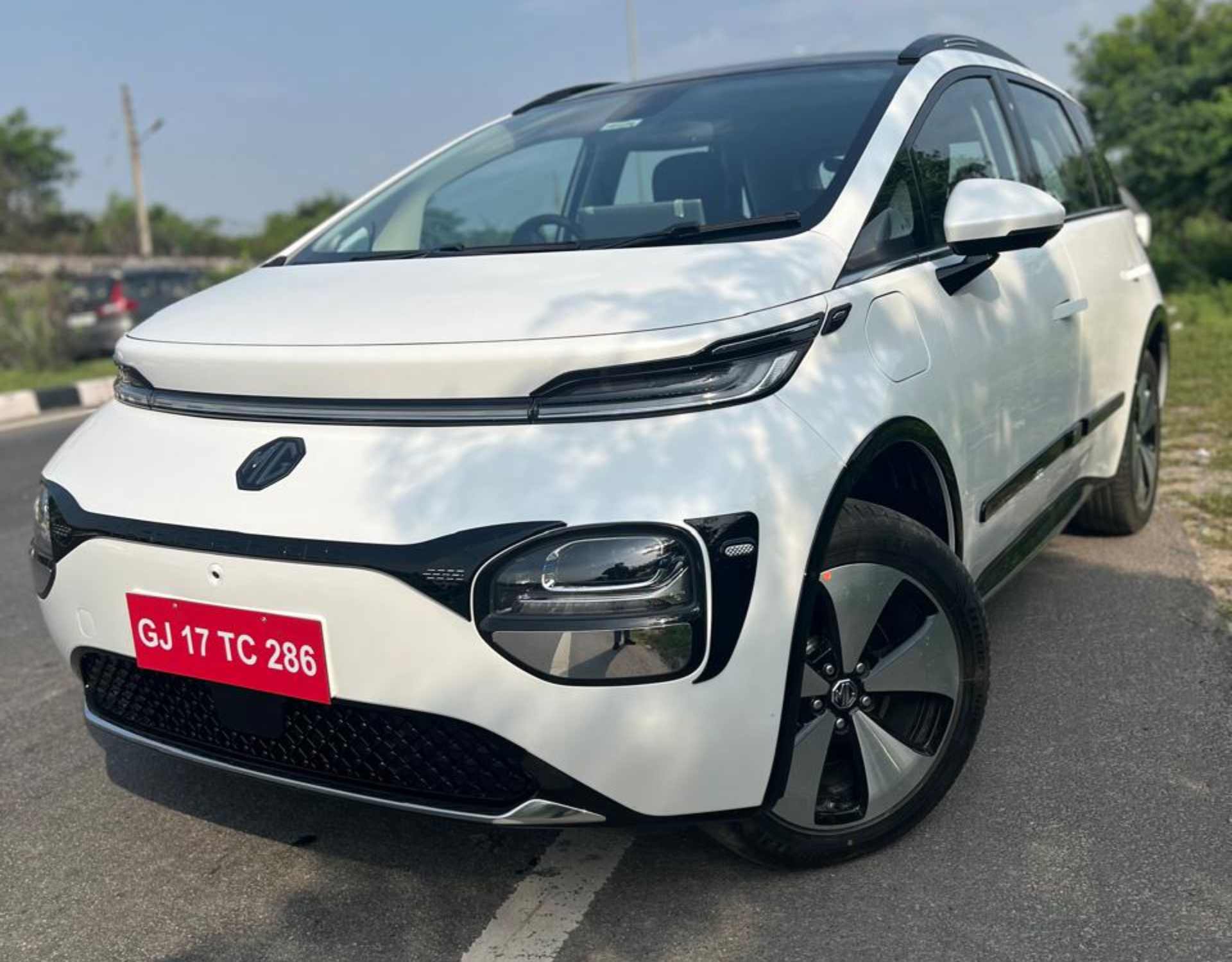 Windsor EV के दो मॉडल में क्यों है 3.5 लाख का अंतर, महंगी कार में मिलेंगे कौन-से एक्स्ट्रा फीचर?