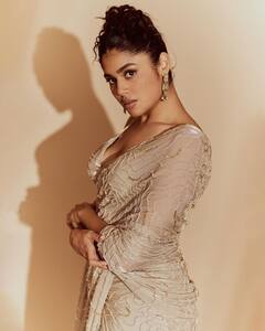 Faria Abdullah : శారీలో ఫరియా హాట్ ఫోజులు.. గ్లామర్ డోస్ పెంచేస్తోన్న హీరోయిన్