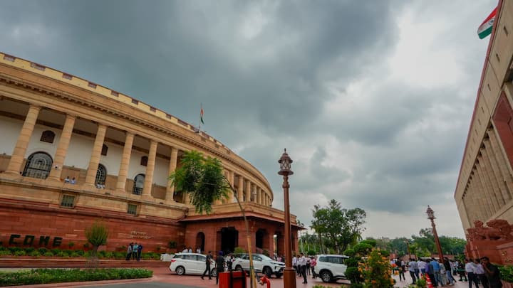 Delhi Weather Update Today: मौसम विभाग के मुताबिक दिल्ली में आज और कल मौसम सामान्य रहेगा. मानसून की वापसी से पहले दिल्ली में हल्की बारिश होने की संभावना है. जानें आईएमडी के अपडेट में क्या है?