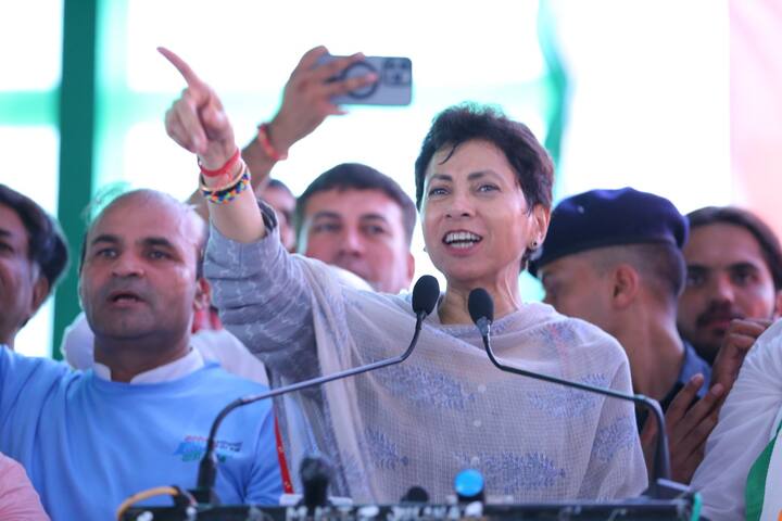 हरियाणा कांग्रेस की दिग्गज नेता कुमारी सैलजा ने पार्टी से नाराजगी और बीजेपी में शामिल होने की अटकलों पर विराम लगा दिया है. उन्होंने कहा कि पार्टी से कैसे नाराज हो सकते हैं.