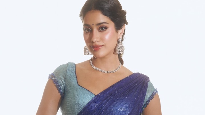 Janhvi Kapoor Latest Photos : శ్రీదేవి కూతురుగా తెలుగులో మొదటి సినిమా చేస్తోంది జాన్వీకపూర్. దానికి సంబంధించి ప్రీ రిలీజ్ ఈవెంట్ జరగాల్సి ఉండగా అది క్యాన్సిల్​ కాగా జాన్వీ ఓ క్యూట్ వీడియో చేసింది.