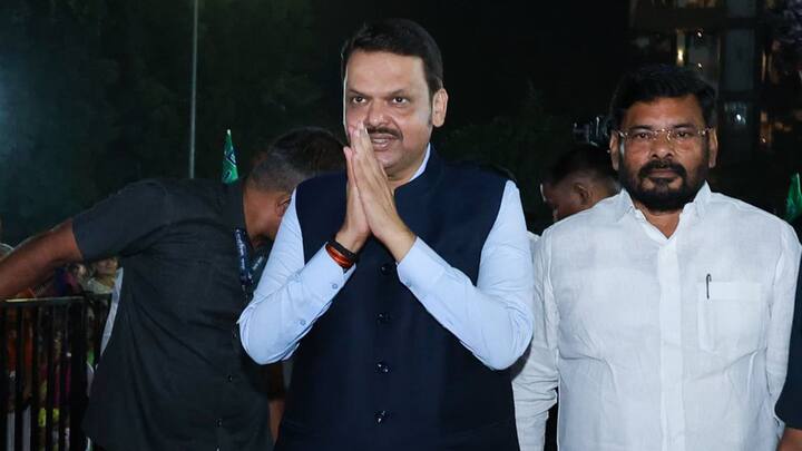 महाराष्ट्र में चुनाव से ठीक पहले बीजेपी बड़ा खेला कर सकती है. एक बार फिर यह चर्चा शुरू हो गई है कि भारतीय जनता पार्टी को महाराष्ट्र के उपमुख्यमंत्री देवेंद्र फडणवीस को केंद्र में लाना चाहिए.