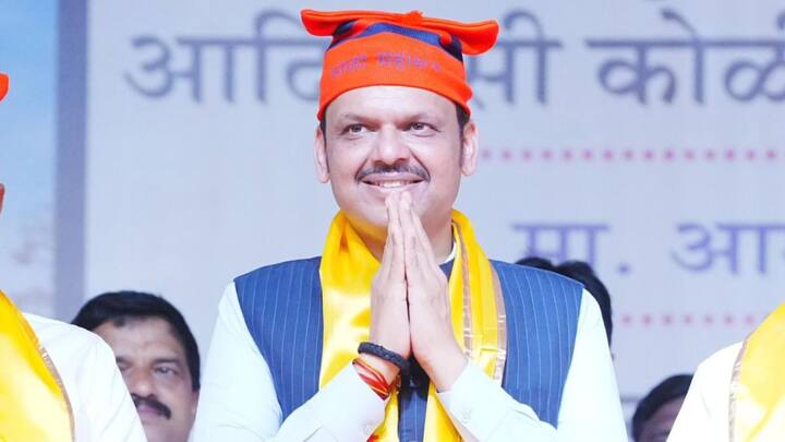 देवेंद्र फडणवीस की सियासी सफर की बात करें तो 2014 से 2019 तक में महाराष्ट्र के 18वें मुख्यमंत्री की पद पर रहे. 44 साल की उम्र में देवेंद्र फडणवीस राज के दूसरे सबसे कम उम्र के सीएम बने थे. 2019 विधानसभा में नेता विपक्ष भी चुना गया था.