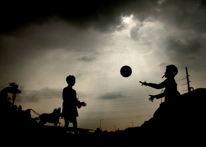 আবহাওয়া দফতরের  পূর্বাভাস, বুধ ও বৃহস্পতিবার উত্তরবঙ্গ ও দক্ষিণবঙ্গের বেশ কিছু জেলায় ভারী বৃষ্টি শুরু হবে।