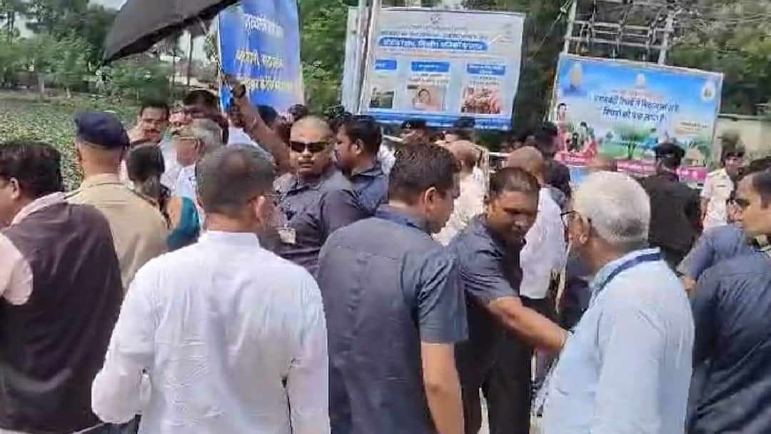 CPI(ML) and RJD MLAs allege ON CM security personnel misbehave in Jehanabad ANN 'अरे यार हम विधायक हैं...', जहानाबाद में माले और आरजेडी MLA का सीएम के सुरक्षाकर्मियों पर ढकेलने का आरोप