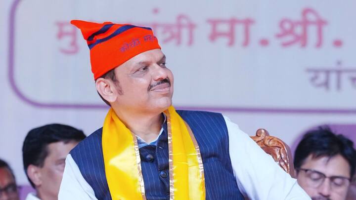 कहा जाता है कि आरएसएस और प्रधानमंत्री नरेंद्र मोदी देवेंद्र फडणवीस पर भरोसा जताते हैं. सूत्रों की मानें तो चुनाव से पहले देवेंद्र फडणवीस को केंद्र में अध्यक्ष पद जैसी कोई बड़ी जिम्मेदारी देने को लेकर संदेश दिया जाएगा. अब सवाल यह भी है कि यदि देवेंद्र फडणवीस केंद्र में जाते हैं तो उनकी जगह पर किसको लाया जाएगा. तो बता दें कि उनके विकल्प के रूप में बीजेपी के महासचिव विनोद तावड़े हो सकते हैं. जो एक OBC नेता है.